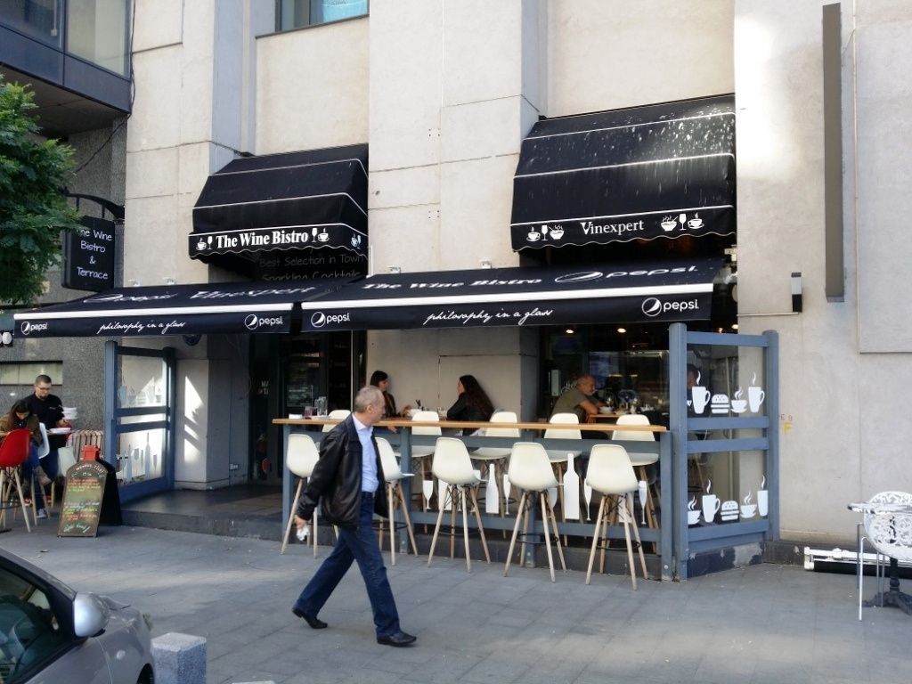 Butunoiu: Cand nu te intreaba nimeni daca bei vin intr-un wine bistro - Imagine 1