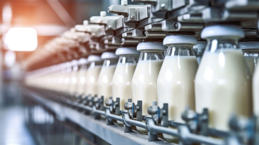 Marile supermarketuri, bănuite de practici neloiale la comerțul cu lactate