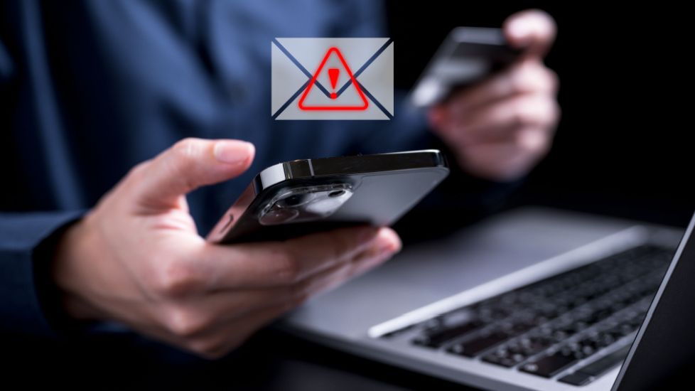 Un val de reclame false care circulă în social media se folosesc de imaginea unei cunoscute bănci din România