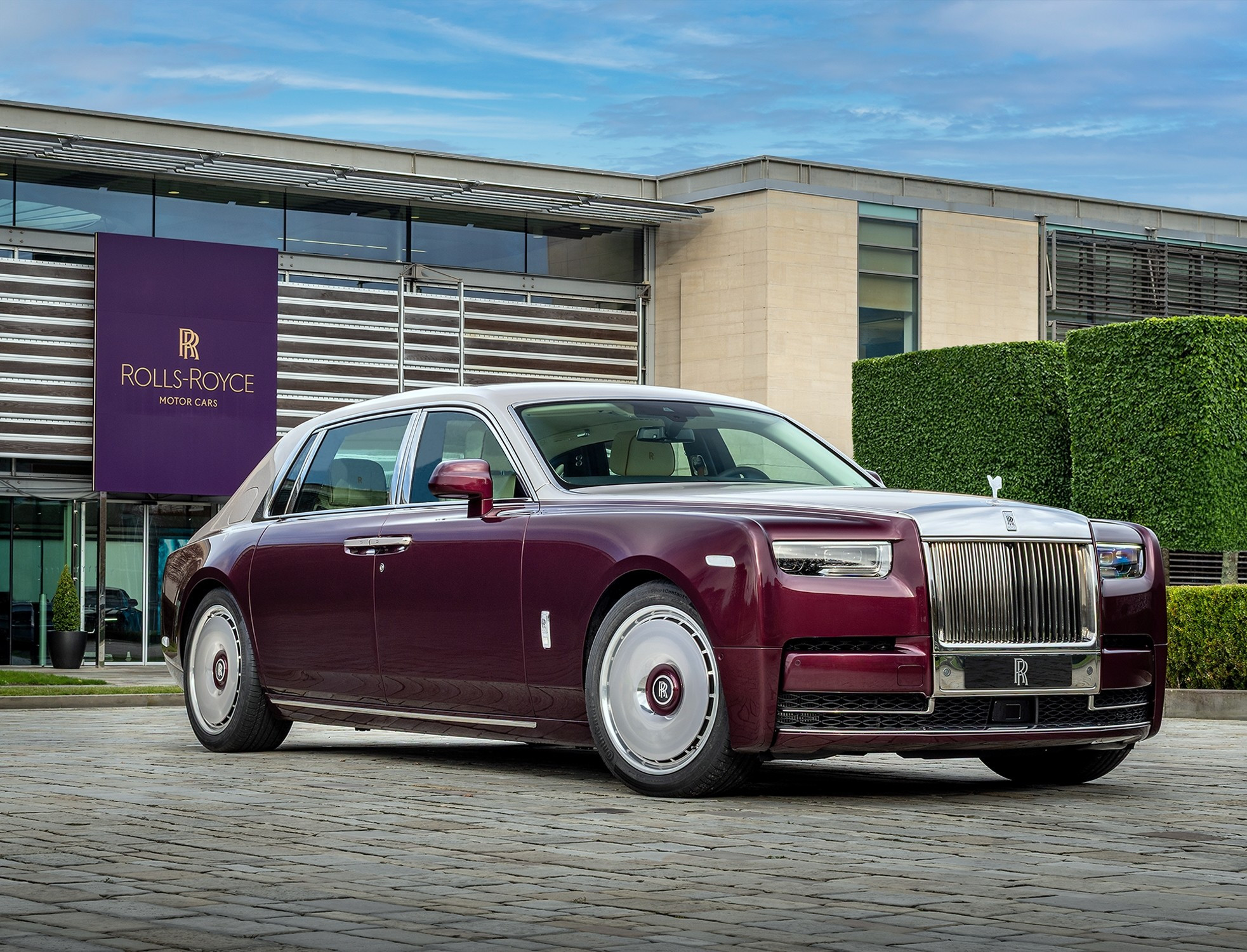 Rolls-Royce duce luxul la alt nivel: un Phantom cu interior realizat cu zeci de piese de sidef