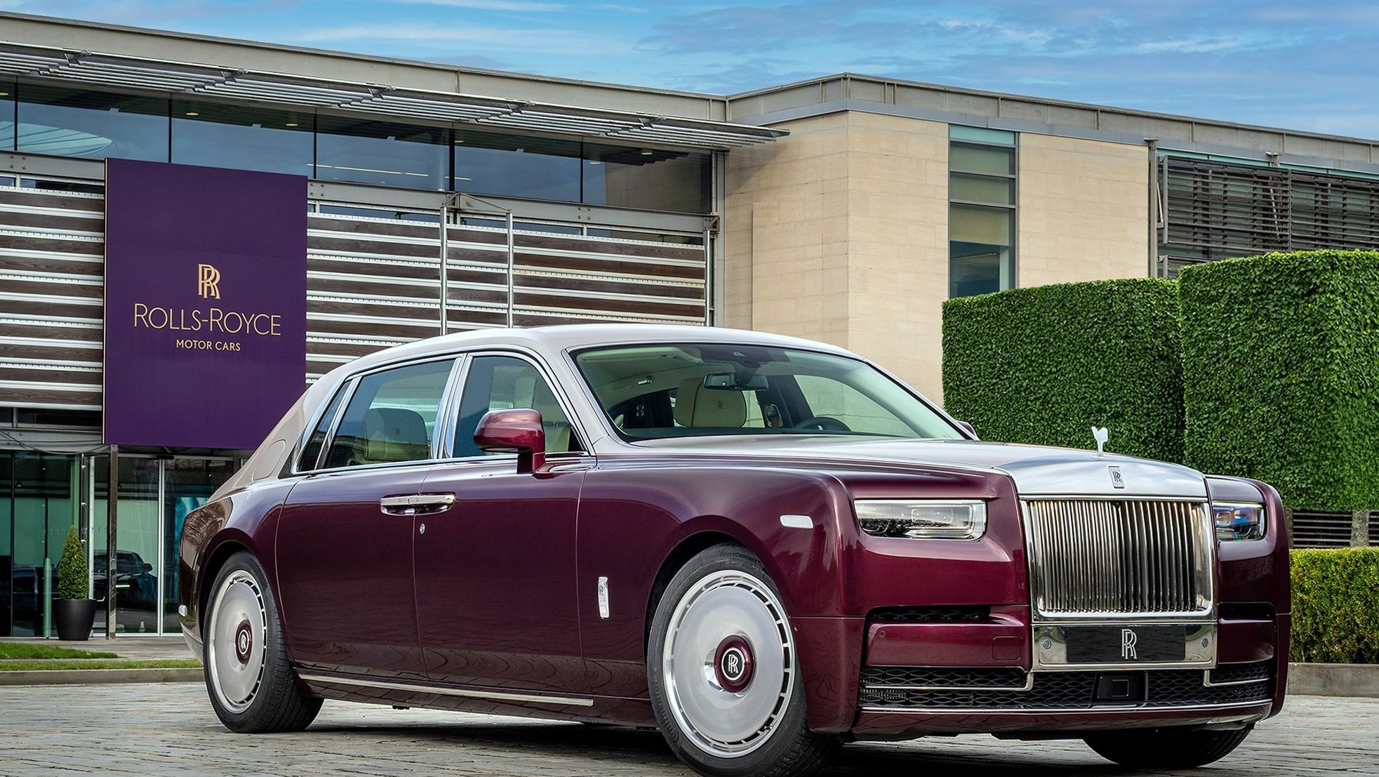 Rolls-Royce duce luxul la alt nivel: un Phantom cu interior realizat cu zeci de piese de sidef