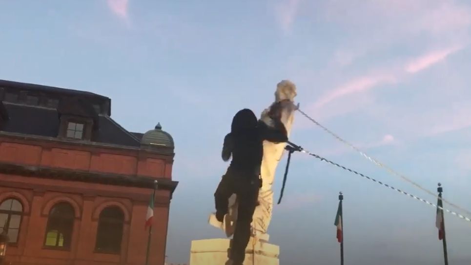 VIDEO Protestatarii din SUA au dărâmat statuia lui Cristofor Columb din Baltimore