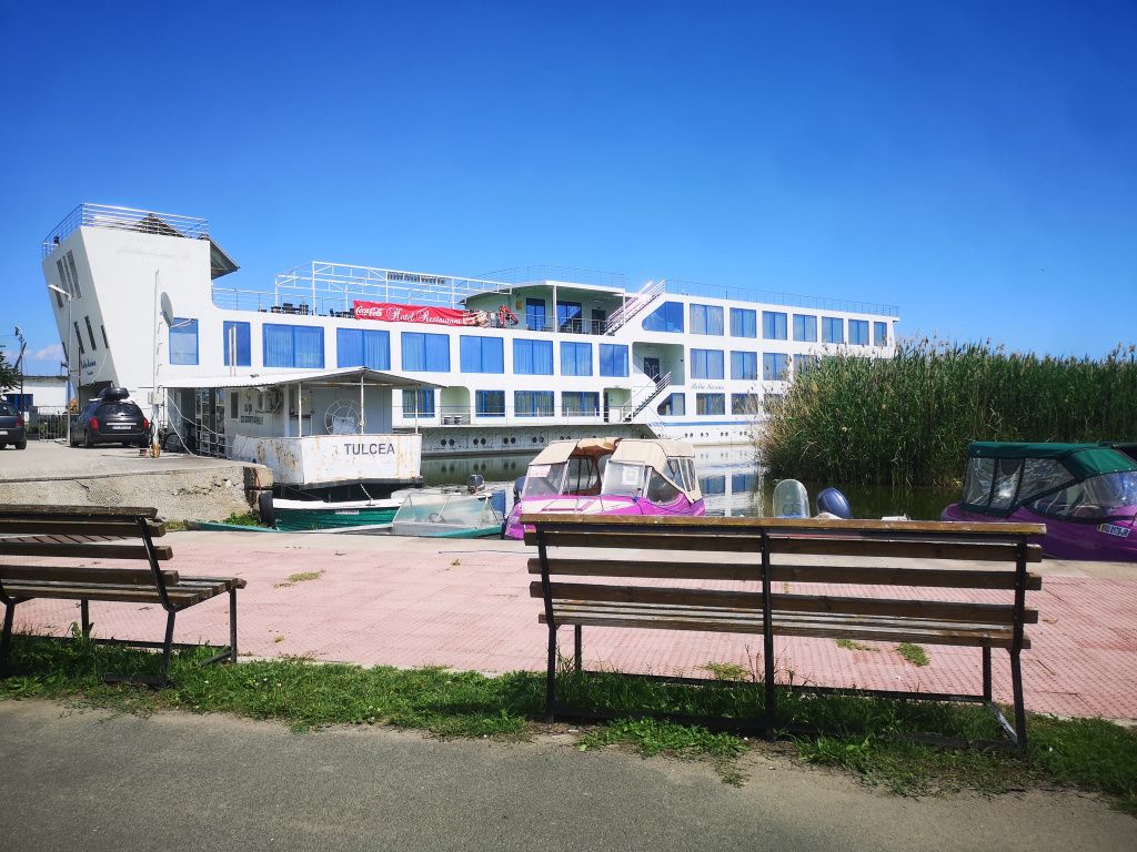 Cum arată "žperla eșuată" a Deltei Dunării: Un hotel plutitor a fost scos la licitație de ex - Imagine 6