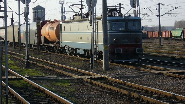 Un tren plin cu pasageri care se intorceau de la mare s-a defectat pe calea ferata