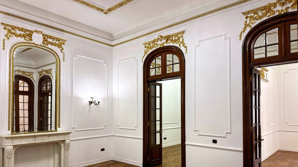 GALERIE FOTO | Vilă interbelică din Capitală, cu piscină și saună la demisol, scoasă la închiriere pentru 10.000 de euro