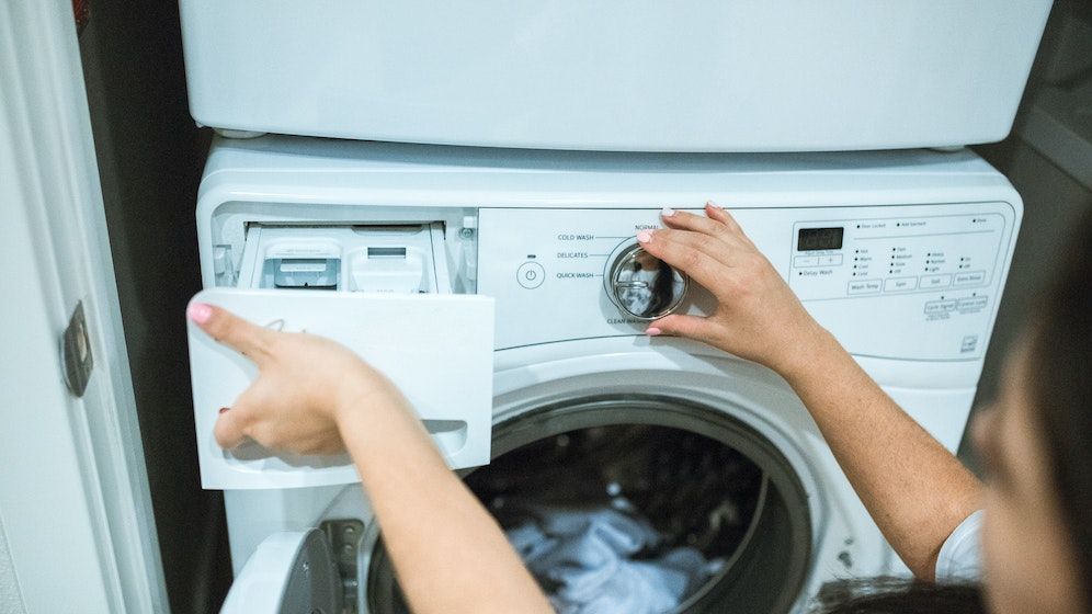 Reducerea facturilor la energie: Cum jonglează românii cu prețurile și ce investiții îi ajută cu adevărat