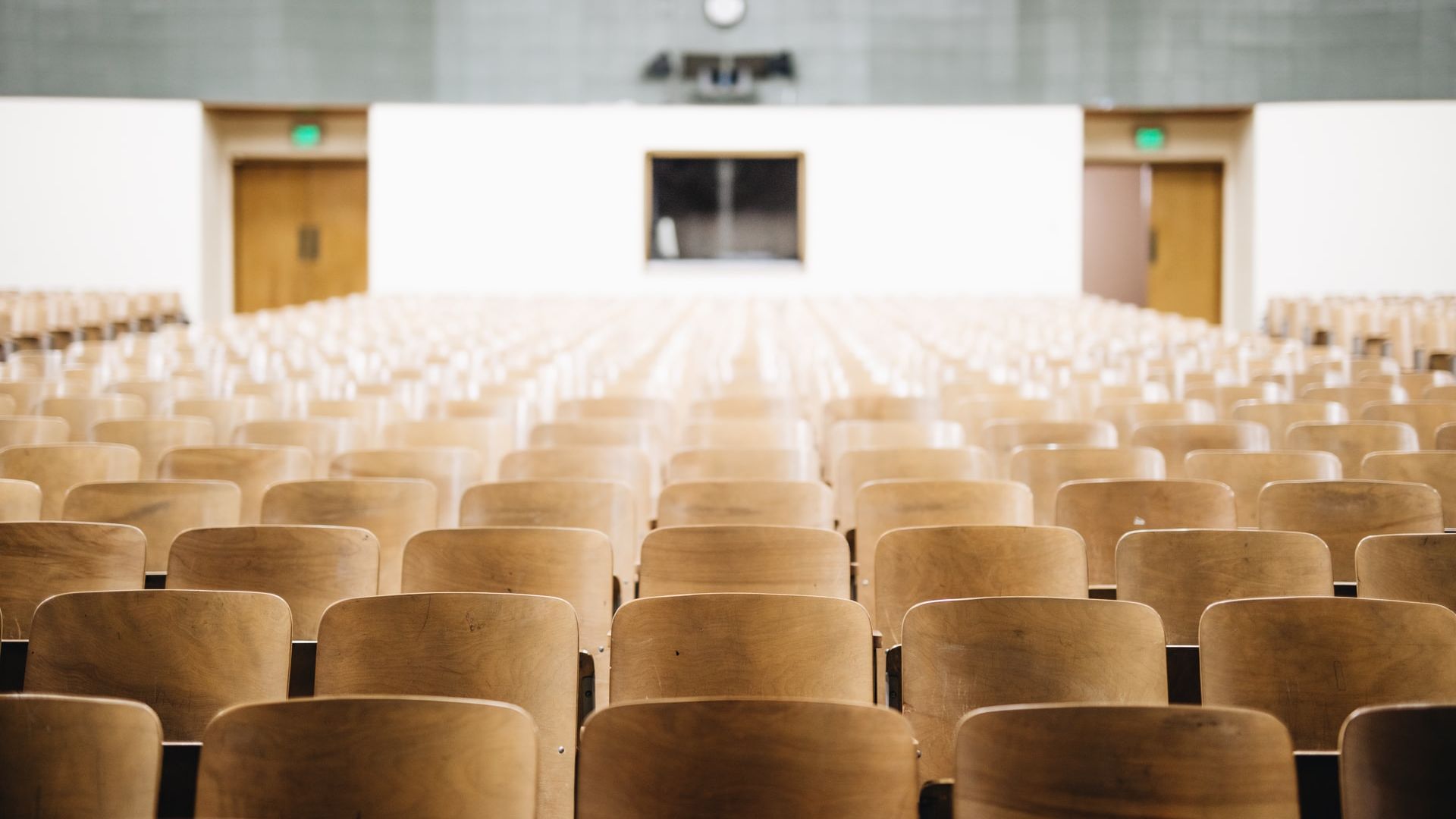 SUA obligă studenții străini să părăsească țara dacă școlile vor susține cursuri online