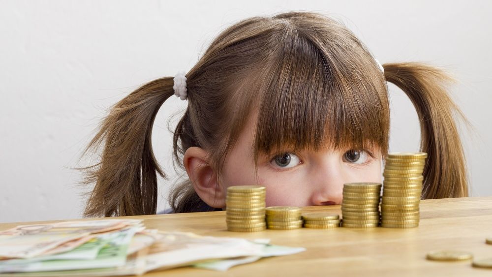 Ce poate cumpăra un elev cu 17 lei? Aceasta e suma care îi revine, din cei 100 mil. lei pe care Ciolacu se laudă că-i oferă pentru „Săptămâna verde”