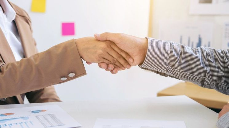 Vrei sa iti deschizi o afacere? UVT ofera finantari nerambursabile de pana la 40.000 de euro. Care sunt conditiile