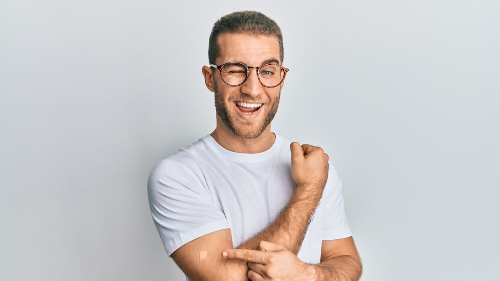 Românii primesc o zi liberă plătită dacă se vaccinează. Klaus Iohannis a promulgat legea