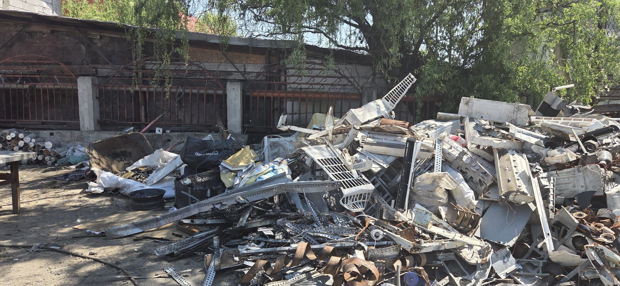 [FOTO] Zeci de tone de deșeuri confiscate la Sintești-Jilava. Buzoianu: ”Vorbim despre un fenomen complex care cere acțiune” - Poza 20