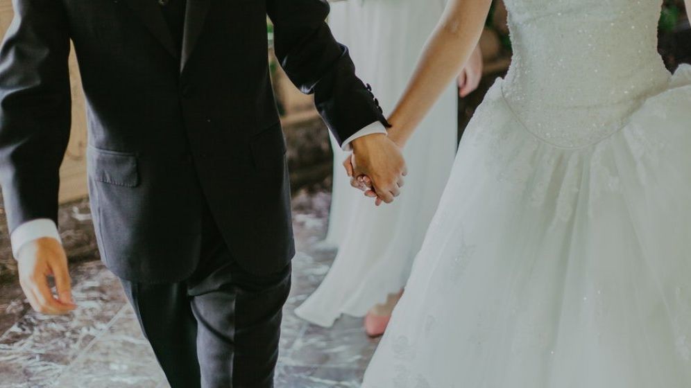 Cîțu vrea ca la nunțile organizate în zone cu multe cazuri de COVID-19 să se intre pe bază de certificat verde