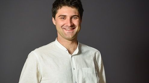 Tanarul de 26 de ani care a facut facultatea in Londra si s-a intors in tara pe o pozitie-cheie intr-o organizatie globala
