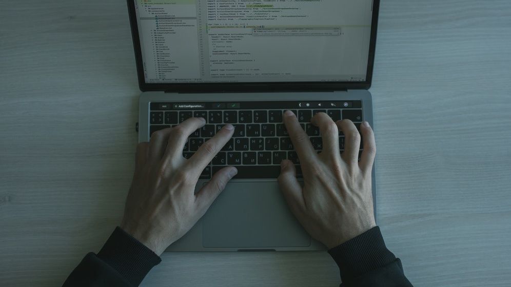 Reconversia profesională pe timp de criză. De ce să iei în calcul o carieră în IT dacă ai rămas fără job