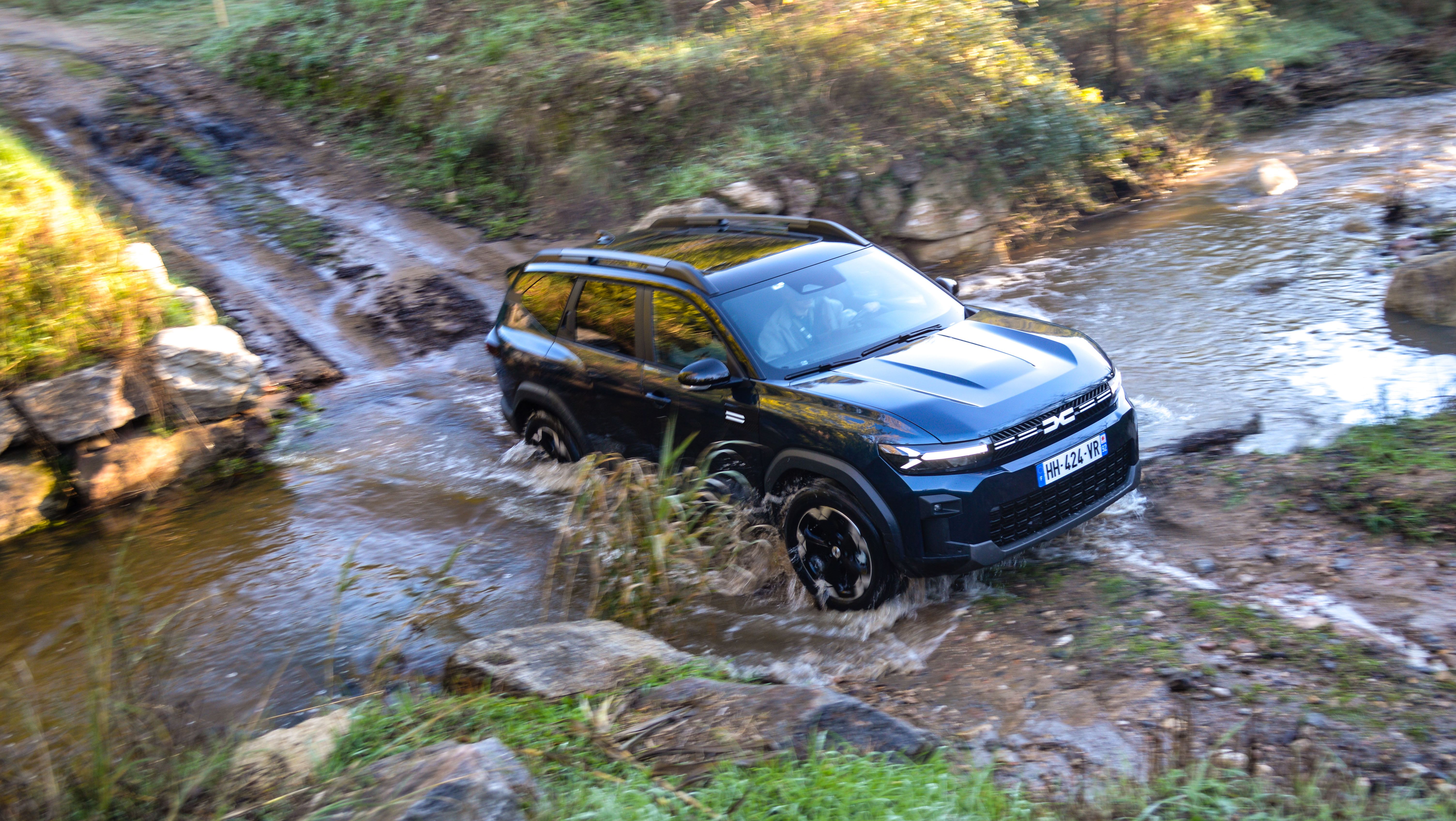 FOTO | Cu Dacia Bigster și Duster pe teren accidentat: Cum se descurcă premiera mondială a mărcii autohtone la treabă