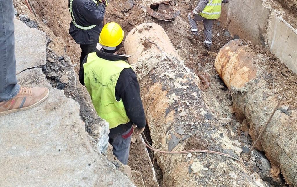 Nicușor Dan: Încheiem anul cu încă 50 km de conducte schimbați. Cum arătau conductele vechi - Imagine 1