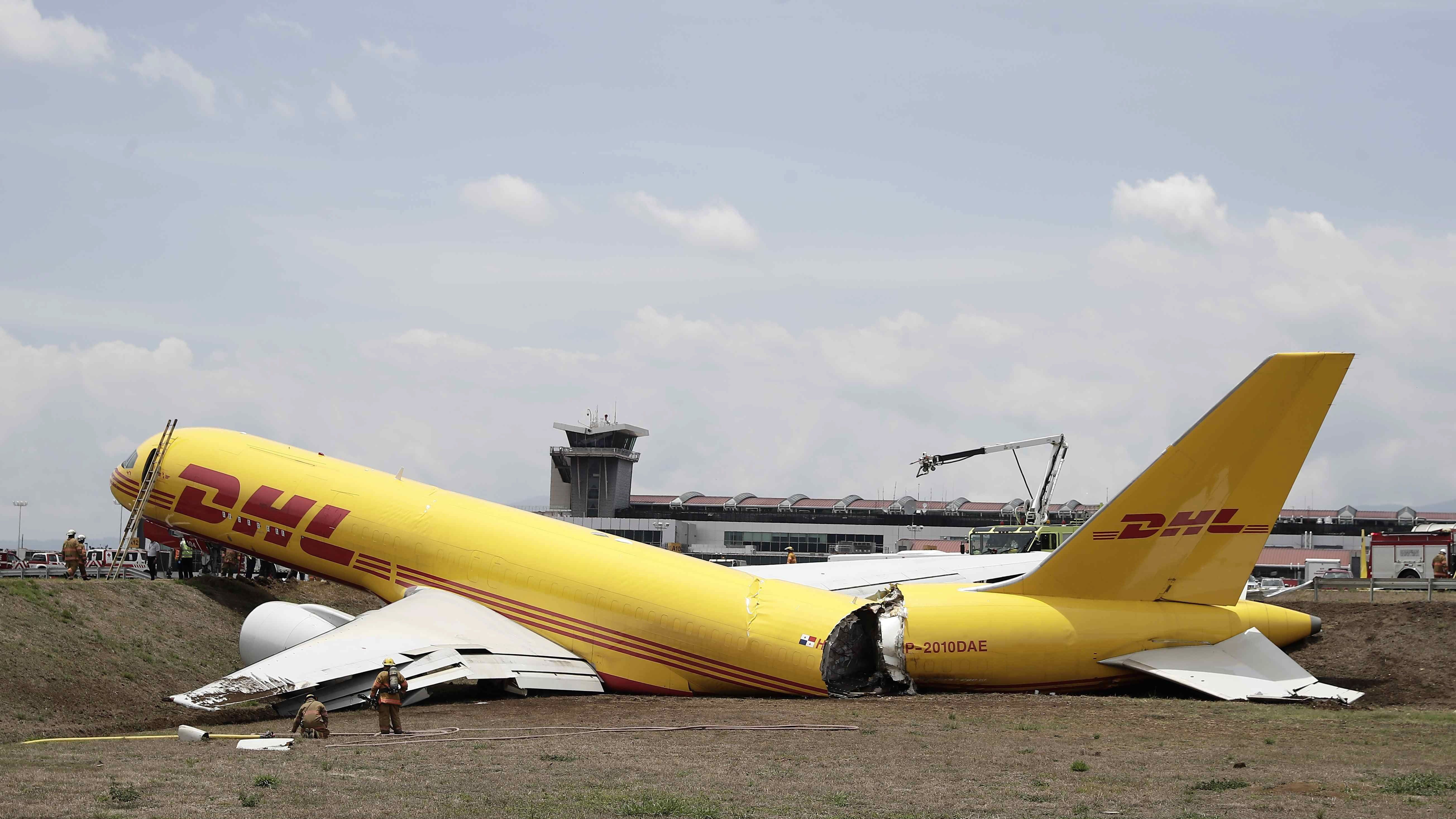 VIDEO | Momentul când un avion cargo al DHL se rupe în două la aterizare