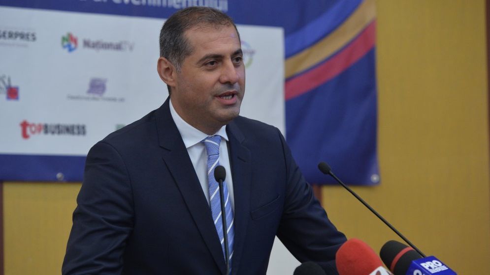Jianu: Societatea trece de la meteo-dependenţă la politico-dependenţă; în Marea Britanie se vorbeşte despre vreme, în România despre politică