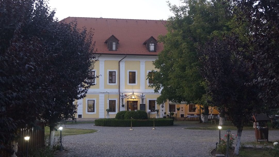 Două surori au salvat un castel din Transilvania cu sute de ani de istorie și l-au transformat într-o afacere de succes