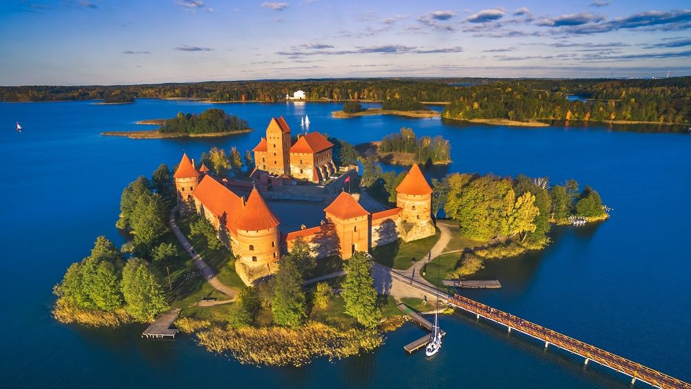 Unde să mergi în vacanță vara: Lituania, o țară baltică „răcoroasă” în care poți evada, cu muzee dedicate diavolilor și situri din patrimoniul UNESCO