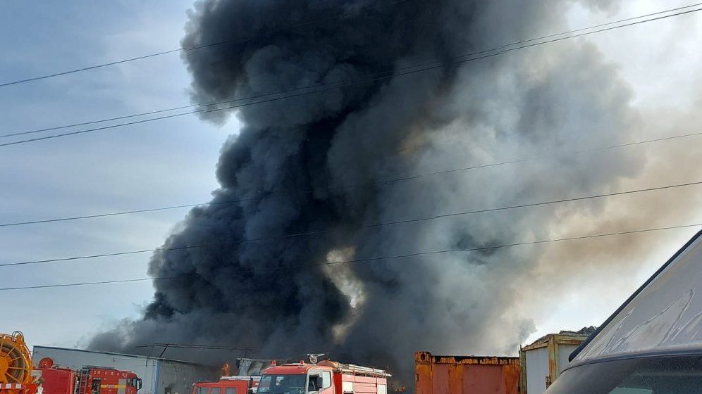 Incendiu puternic la un depozit de anvelope din Medgidia