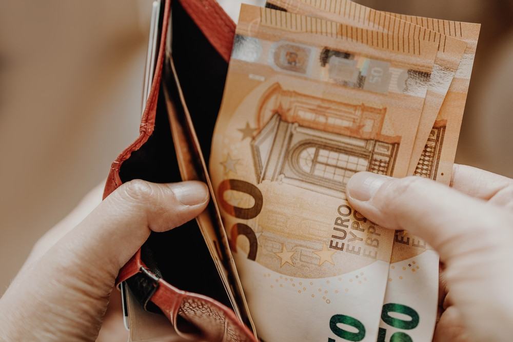 10.000 de euro „la saltea” valorează mai puțin după un an: Inflația poate „mânca” aproape 700 de euro