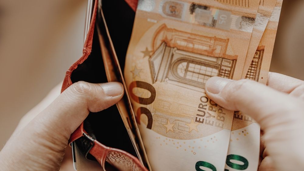 10.000 de euro „la saltea” valorează mai puțin după un an: Inflația poate „mânca” aproape 700 de euro