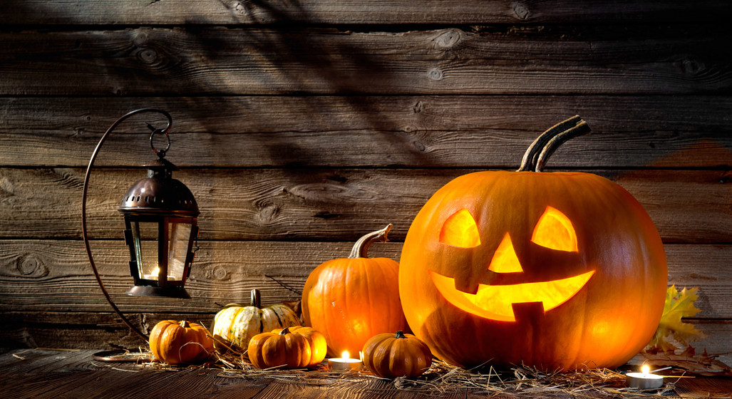 Atenție cum îți decorezi casa de Halloween! O simplă lumânare poate transforma distracția într-un incendiu