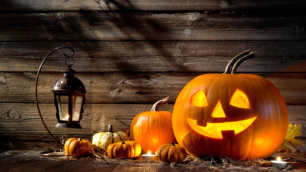 Atenție cum îți decorezi casa de Halloween! O simplă lumânare poate transforma distracția într-un incendiu