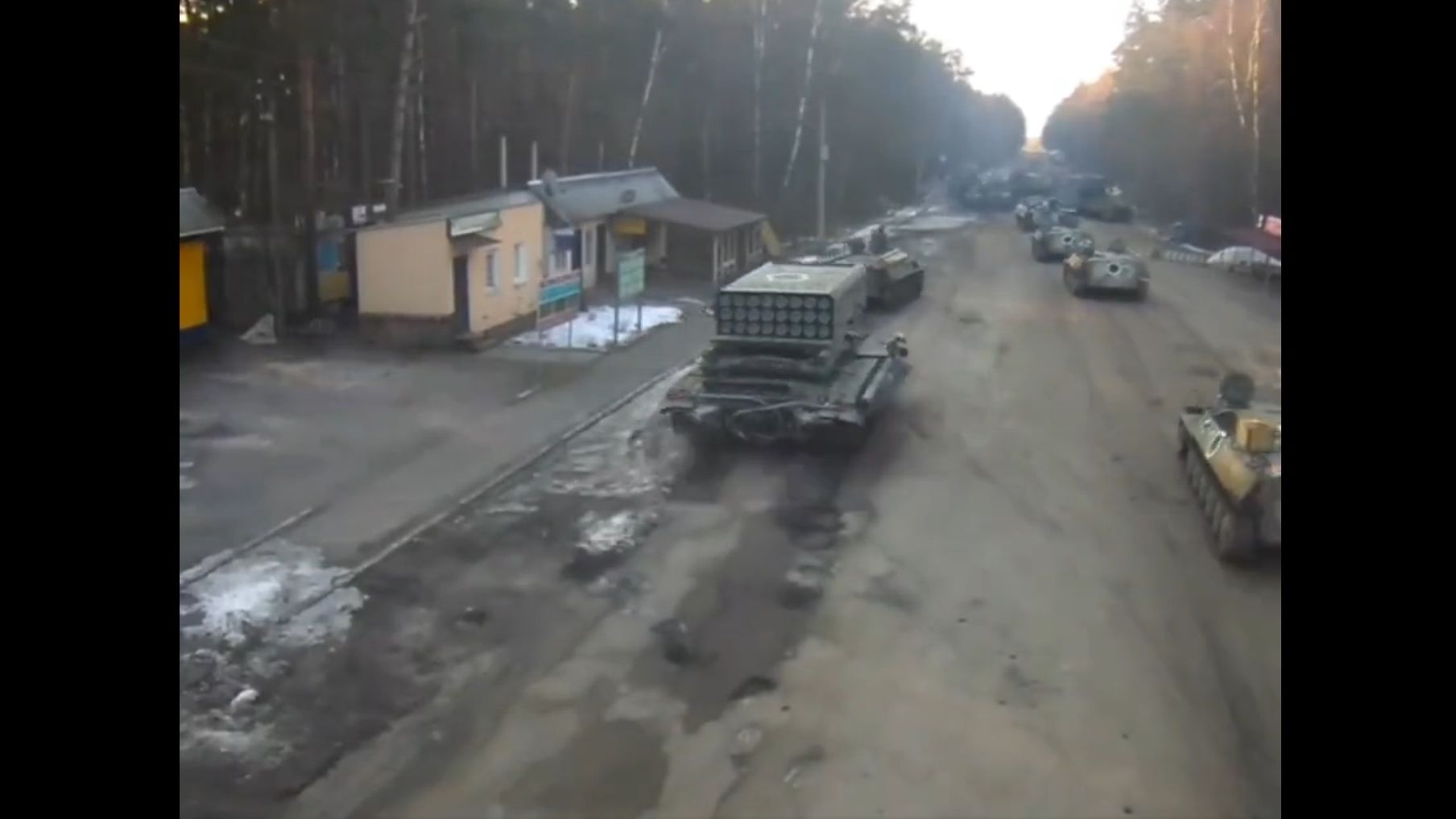 [VIDEO] Lansatoare mobile de rachete și tancuri rusești traversează granița Ucrainei