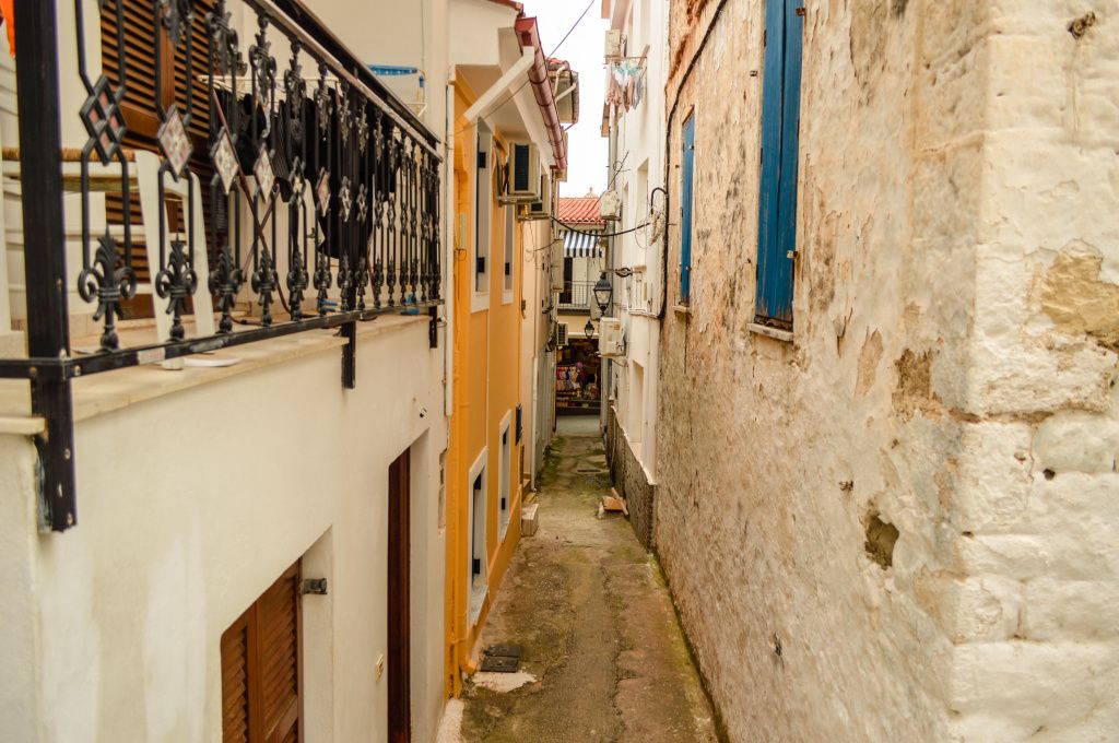 Una dintre cele mai înguste alei văzute în Parga.
