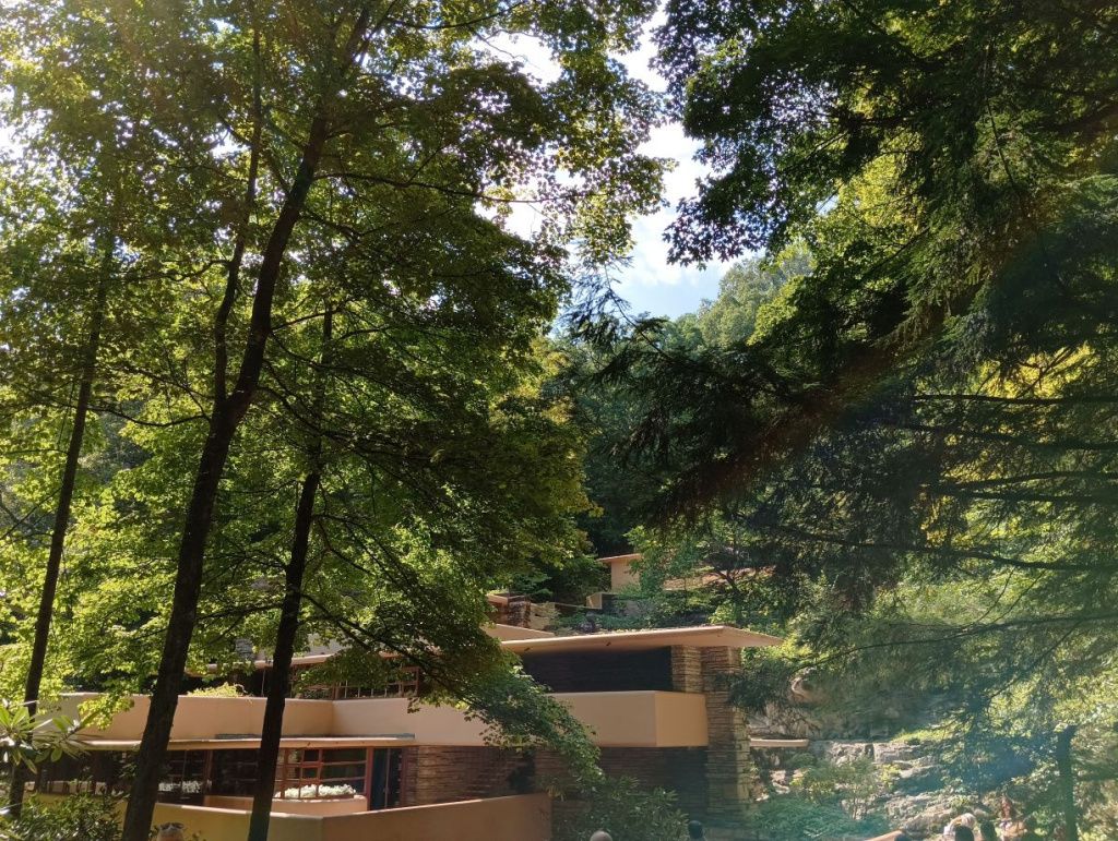 Cum arată Fallingwater, cea mai frumoasă casă din America, construită pe o cascadă - Imagine 72