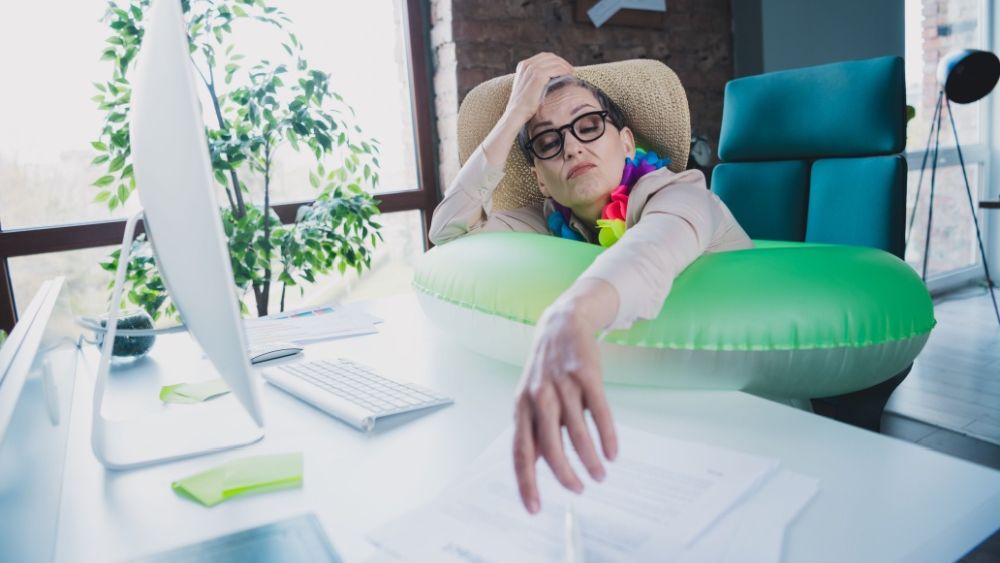 Cum să faci față ca angajat în luna concediilor, când aproape nimeni nu are chef de muncă