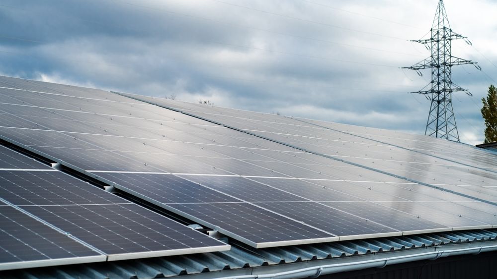 Prosumatori în 2024. Energii regenerabile vs. rețele venerabile: cine va câștiga confruntarea?