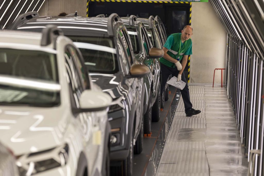 Mai multe modele Dacia Jogger verificate după asamblare.