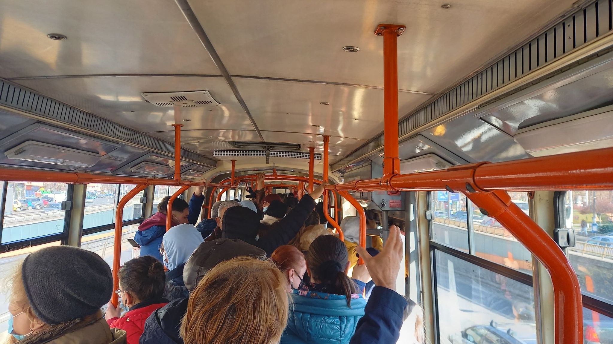 Protestul de la metrou aglomerează tramvaiele și autobezele și triplează prețurile la Uber și Bolt