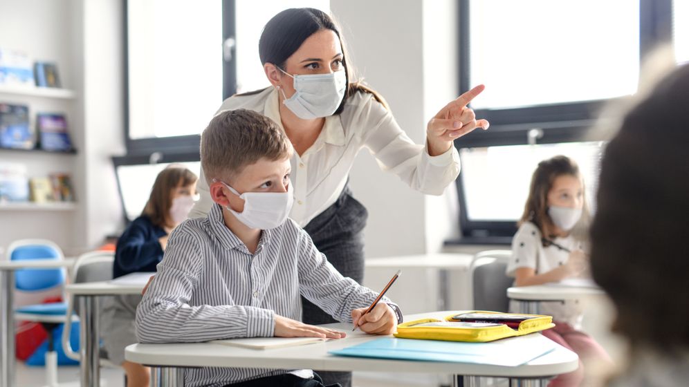 Sondaj: Peste 80% dintre profesori şi 70% dintre elevi cred că şcolile trebuie redeschise