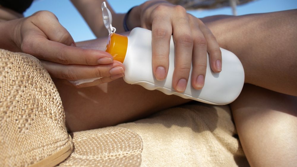 Atenție ce cremă de plajă cumperi! Unele produse conțin ingrediente interzise și oferă protecție falsă