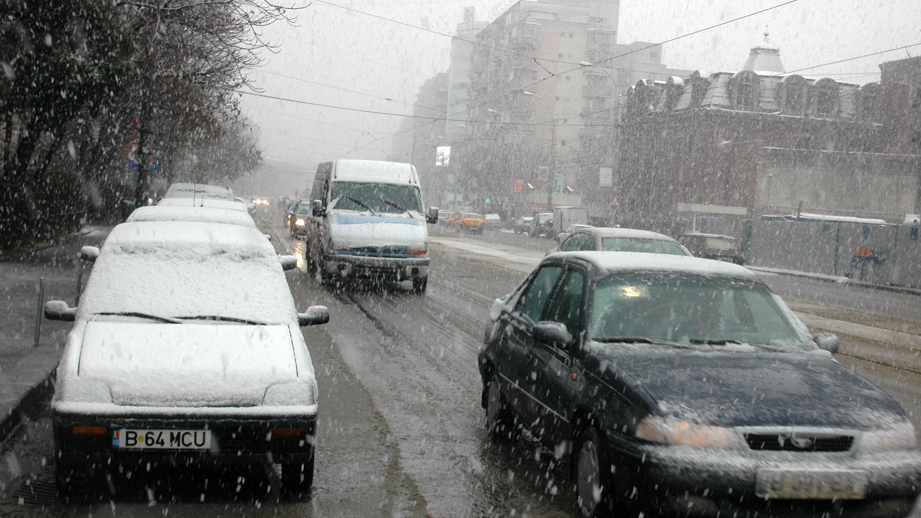 UPDATE Circulatia pe toate autostrazile si drumurile nationale, deschisa. In Capitala, troleibuzele circula cu dificultate