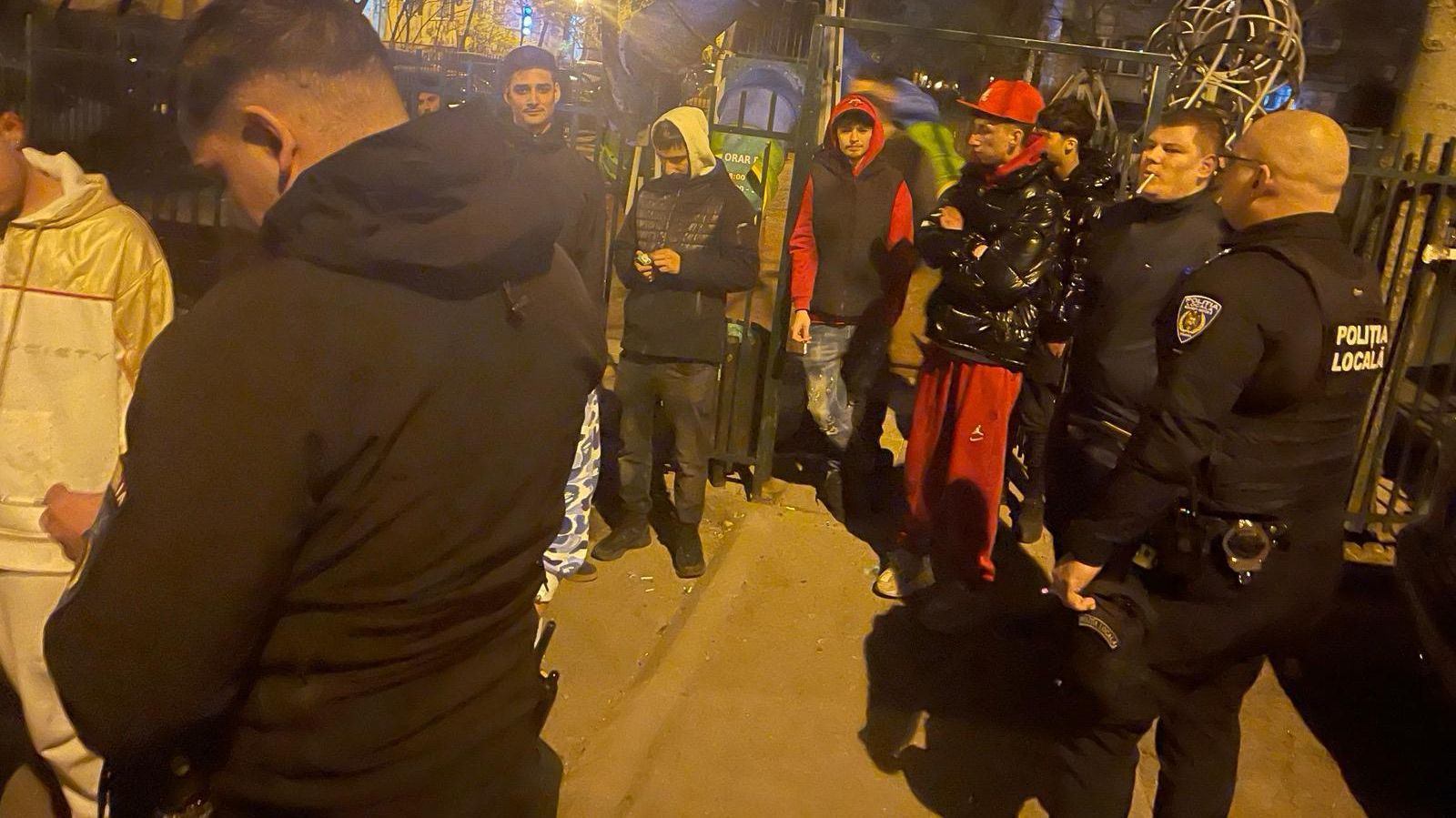 Amenzi pentru coji de semințe aruncate pe jos în București. Poliția Locală i-a pus pe contravenienți să strângă mizeria pe loc
