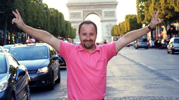 Romanul care colectioneaza zambete din tara si Europa: "Uitam sa zambim mai des si nu privim decat asfaltul gri"