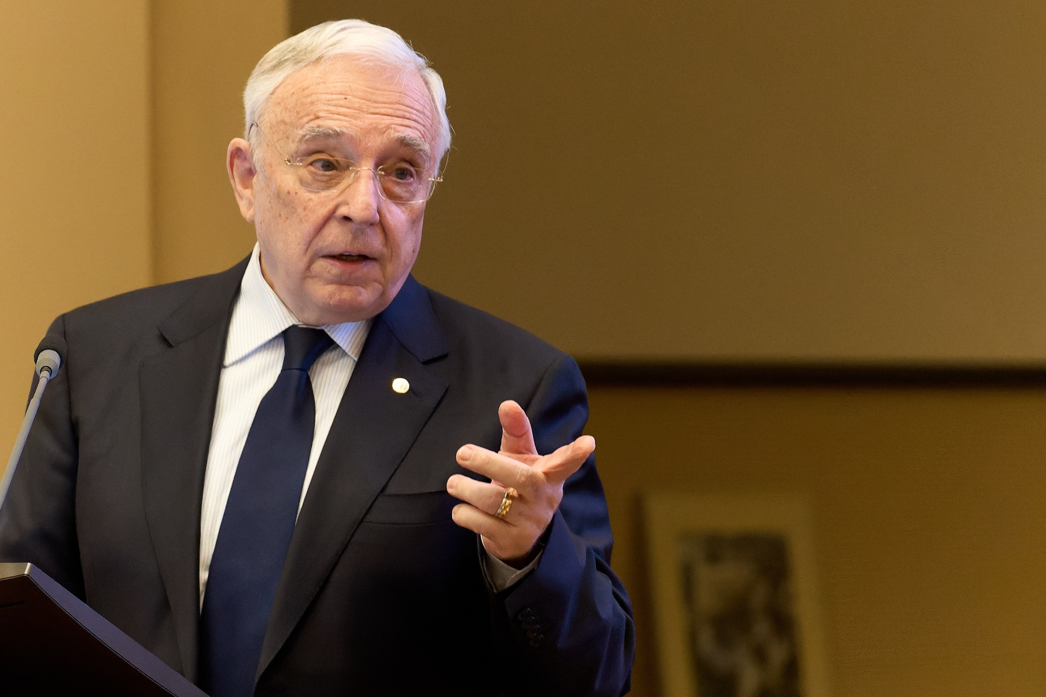 Ce se ascunde în spatele limbajului tehnic din minuta BNR: Inflația scade, dar nu-l convinge pe Isărescu, creditarea crește, dar românii de rând evită împrumuturile