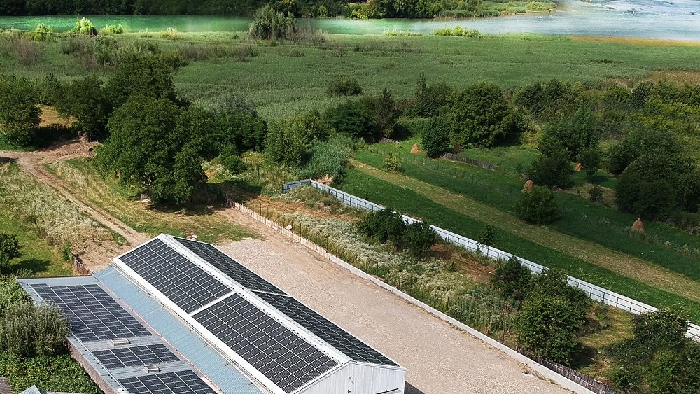 Un producător de mobilă din România investește 100.000 euro într-un sistem de panouri fotovoltaice