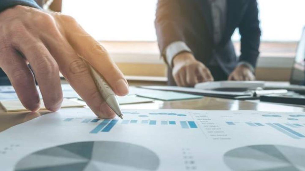 O noua estimare a Comisiei de prognoza prevede o scadere a salariatilor si o crestere mai mica a investitiilor