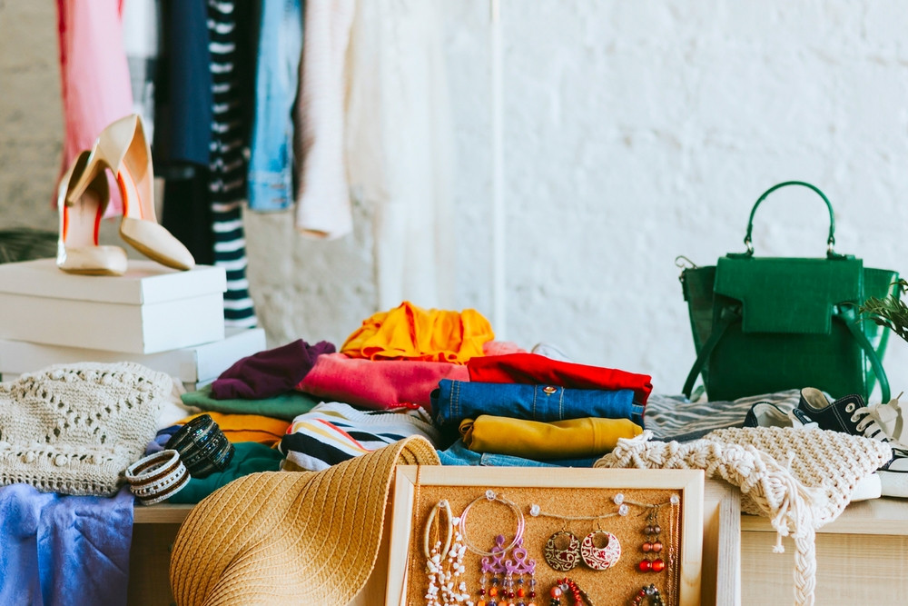 SONDAJ: Second-hand-ul, tot mai popular în România. Ce produse cumpără românii la mâna a doua