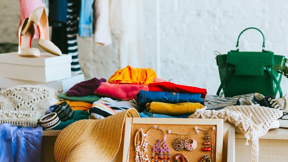 SONDAJ: Second-hand-ul, tot mai popular în România. Ce produse cumpără românii la mâna a doua