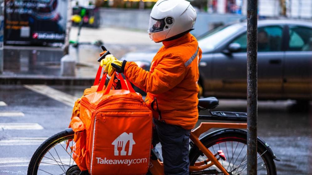 Prosus, acționarul majoritar al eMAG, are o nouă comandă: Plătește 4,1 miliarde de euro pentru Takeaway, recent ieșită din România