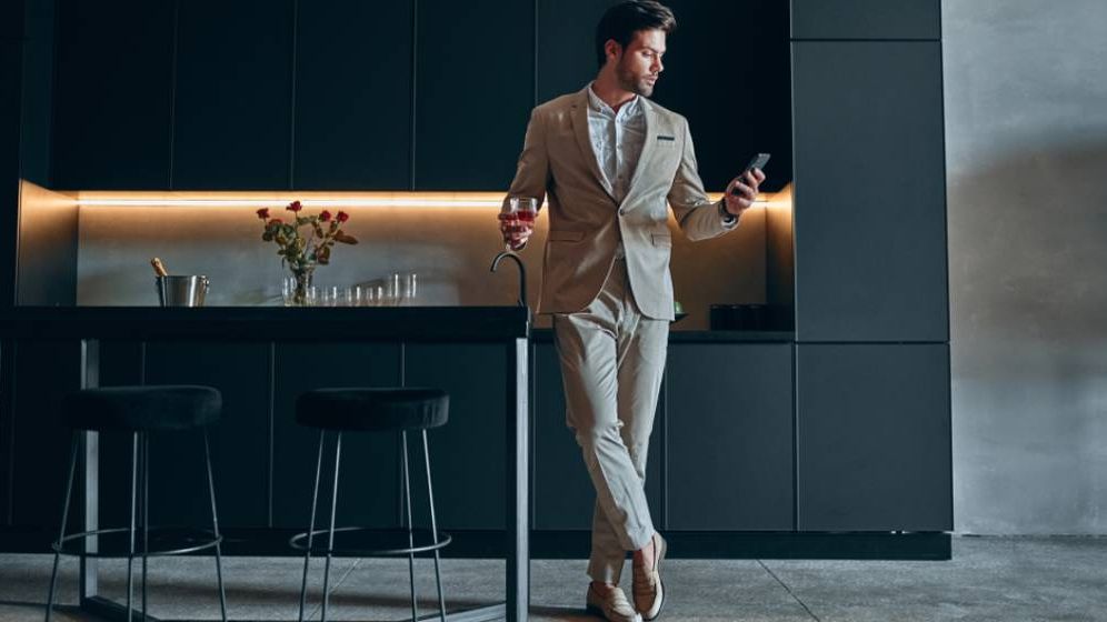 Cine este românul care investește la bursă? E bărbat, are bani și studii superioare. Cum diferă de cel cu depozite?