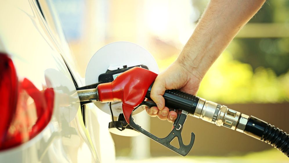 Benzina și motorina s-a ieftinit cu 6-7 bani pe litru în luna august