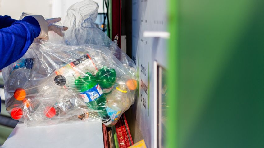 Carrefour a colectat peste 370.000 de PET-uri și 160.000 litri de ulei uzat, prin campania Plata cu PET